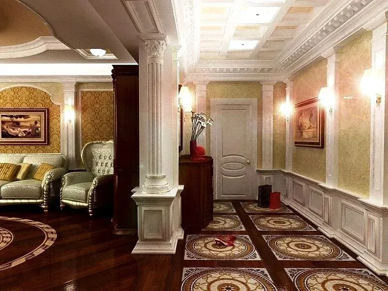 Холл с колоннами и мозаичным полом